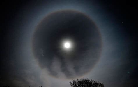 halo
                                      around the moon caused by ice or
                                      dust